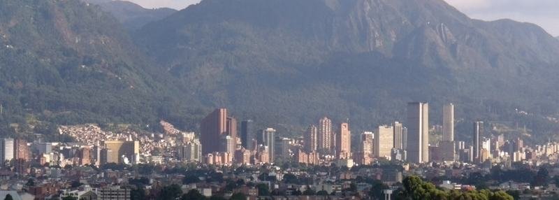 Bogotá vista desde el sur con los cerros orientales y los edificios del centro financiero
