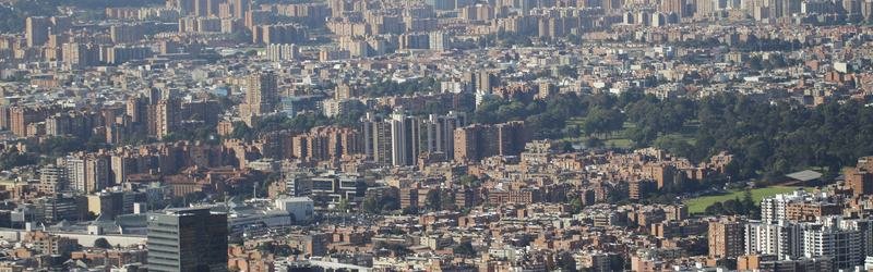 Panorámica de Bogotá desde Usaquén, con el norte de la ciudad y los cerros orientales al fondo