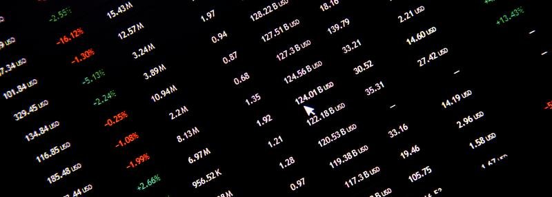 Tablero digital con cotizaciones y variaciones del mercado en verde y rojo